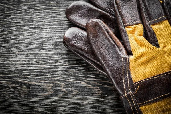 Leder-Sicherheitshandschuhe auf Holzbrett — Stockfoto