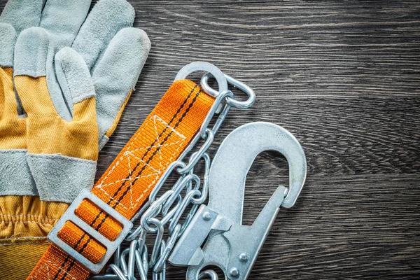 Bouw handschoenen veiligheid riem op houten plank — Stockfoto