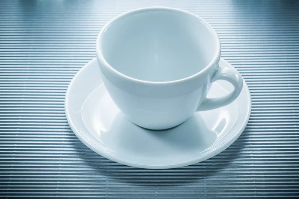 Filiżanka kawy talerzyk na paski tle — Zdjęcie stockowe