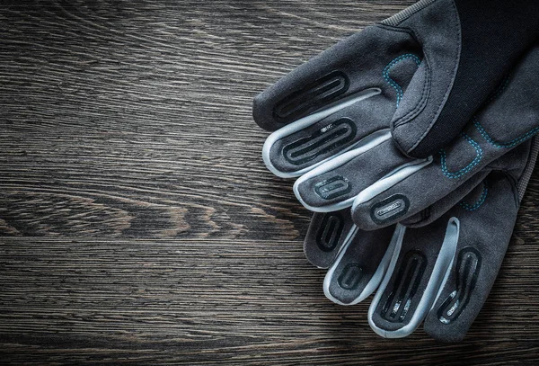 ahşap tahta üzerinde koruyucu eldivenler