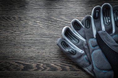 Çift ahşap tahta üzerinde koruyucu eldiven