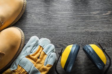 Dantel çizmeler kulak muffs ahşap tahta üzerinde çalışma Emanet eldiven