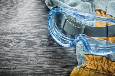 Ahşap tahta üzerine emniyet gözlük koruyucu eldiven