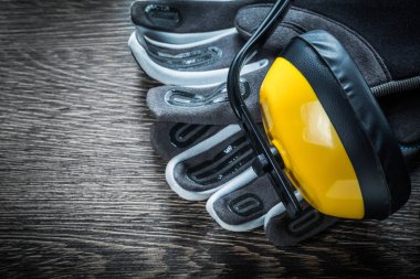 Kulak muffs ahşap tahta üzerinde Emanet eldiven