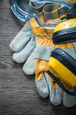 Emanet eldiven gözlük etkilidirler ahşap tahta üzerinde