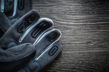 Çift ahşap tahta üzerinde inşaat eldiven