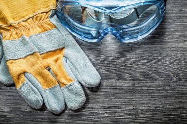 Koruyucu gözlük ahşap tahta üzerinde koruyucu eldiven
