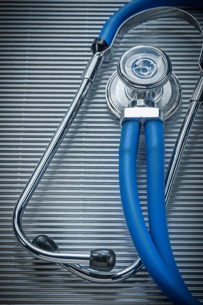 Medyczny stetoskop na tle pasiasty medycyny pojęcie — Zdjęcie stockowe