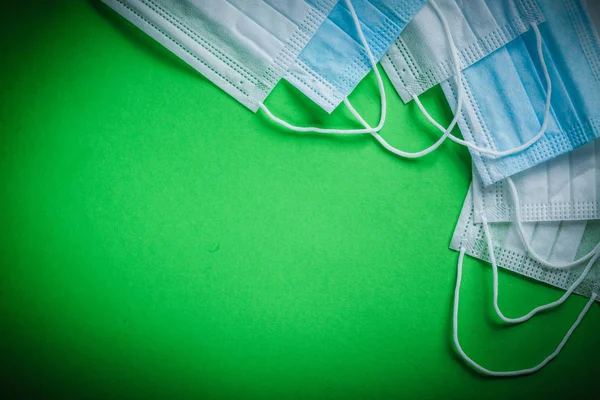 Maschere facciali sterili mediche su sfondo verde concetto di medicina — Foto Stock