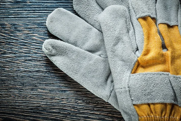 Arbeitshandschuhe auf Holzbrett Draufsicht — Stockfoto