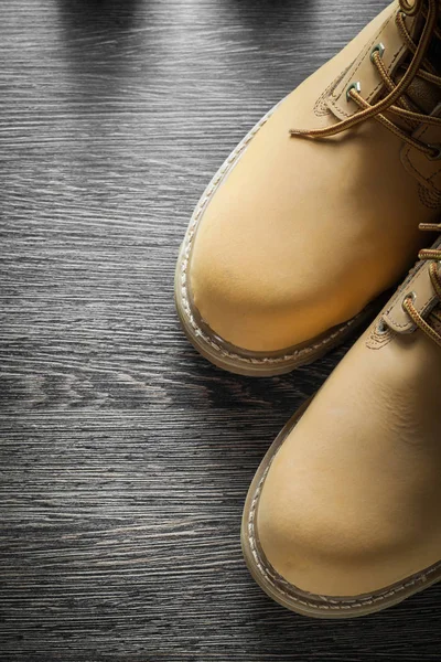 Par de botas de seguridad impermeables en tablero de madera — Foto de Stock