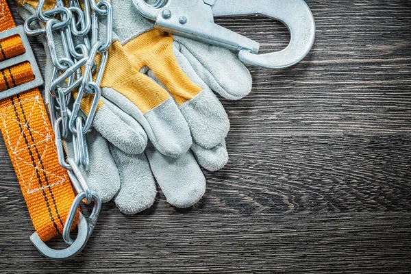 Guantes de seguridad construcción cuerpo cinturón en tablero de madera — Foto de Stock