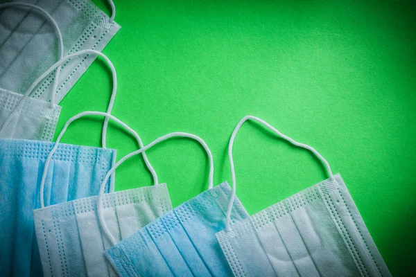 Máscaras faciales médicas en el concepto de medicina de fondo verde — Foto de Stock