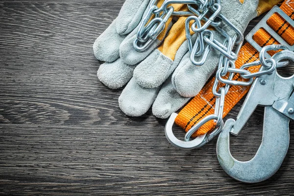 Beschermende handschoenen veiligheidsgordel op houten bord — Stockfoto