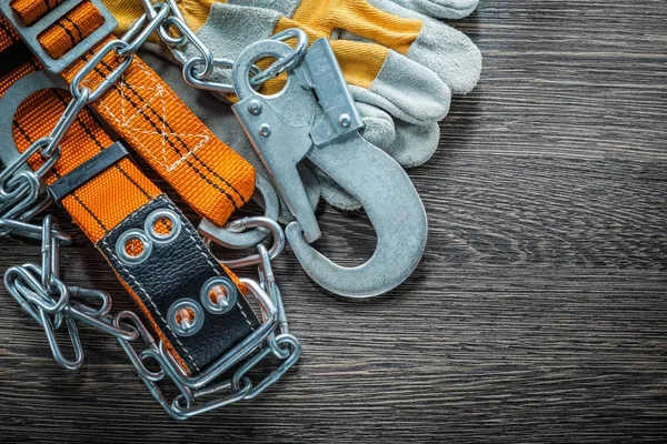 Composición de guantes protectores cinturón de cuerpo de construcción en woode — Foto de Stock