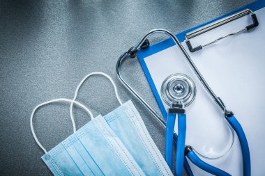 Auscultator klibi kurulu steril tıbbi maskesi gri arka plan