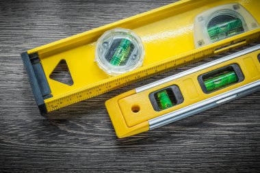Sarı inşaat düzeyleri ahşap tahta üzerinde görünümü top