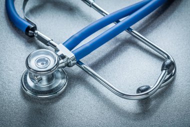 Gri arka plan üzerinde yeni stetoskop