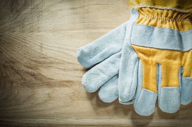 Çift ahşap tahta üzerinde Emanet eldiven