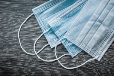 Antika ahşap tahta üzerinde tıbbi tek kullanımlık yüz maskesi kümesi