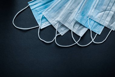 Tek kullanımlık koruyucu steril maskeleri siyah arka plan üzerine