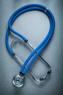 Gri arka plan tıp kavramı üzerinde yeni auscultator