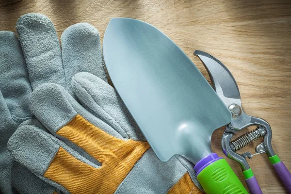 Ruky rýč bezpečnostní rukavice Zahradní nůžky na dřevěné desce — Stock fotografie