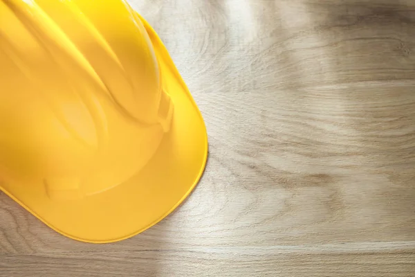 Capacete de construção de segurança na placa de madeira — Fotografia de Stock