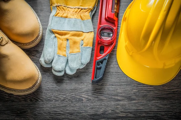 Guantes protectores de nivel de construcción botas de encaje de sombrero duro en madera — Foto de Stock