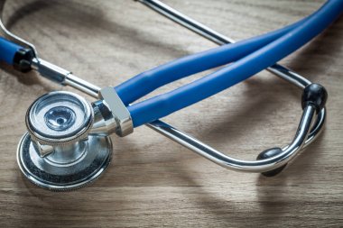 Stetoskop ahşap tahta üzerinde görünümü kapatın