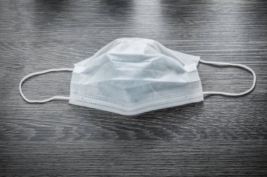 Antika ahşap tahta üzerinde steril gribi maske