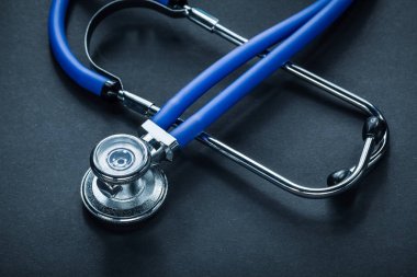 Siyah arka plan yatay görüntü tıp concep üzerinde stetoskop