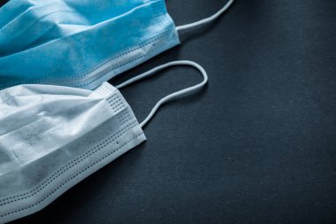 Tek kullanımlık yüz maskesi siyah arka plan tıp kavramı