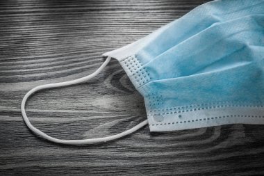 Ahşap tahta üzerinde steril gribi maskeleri