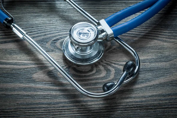 Zdravotní stetoskop na dřevěném prkénku pohled shora — Stock fotografie
