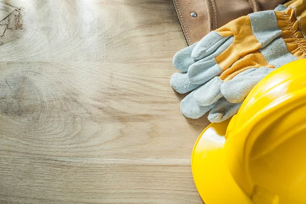 Hård hatt skyddande handskar läder konstruktion bältet på trä b — Stockfoto