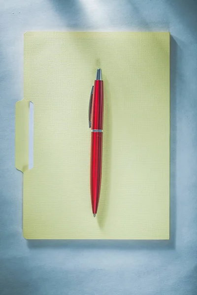 Büropapiermappe Biro Pen auf weißem Hintergrund — Stockfoto