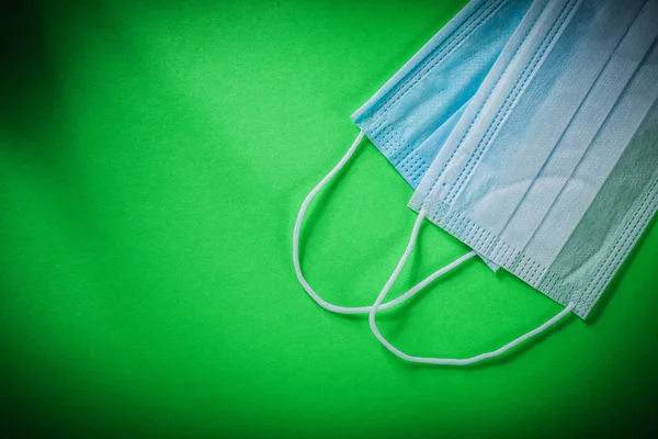 Sterile Chirurgenmaske auf grünem Hintergrund — Stockfoto