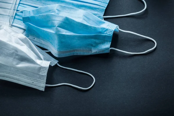 Disposable steriele maskers op zwarte achtergrond geneeskunde concept — Stockfoto