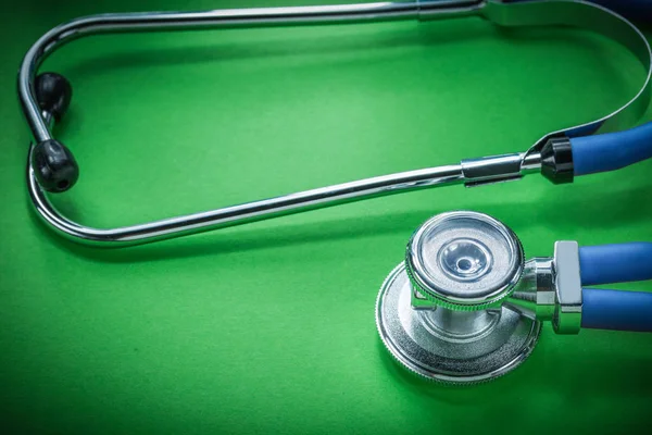 Stetoscopio medico sul concetto di medicina di sfondo verde — Foto Stock
