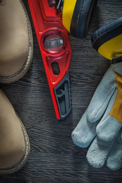 Aparelhos auditivos luvas de segurança botas impermeáveis nível de construção em wo — Fotografia de Stock