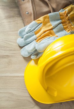 Kask koruyucu eldiven alet kemeri ahşap tahta üzerinde deri