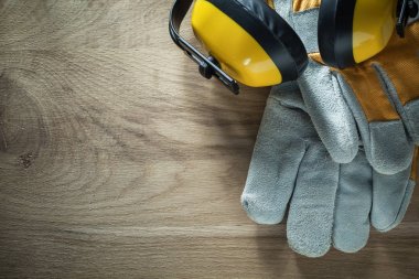 Etkilidirler çift ahşap tahta üzerinde koruyucu eldiven