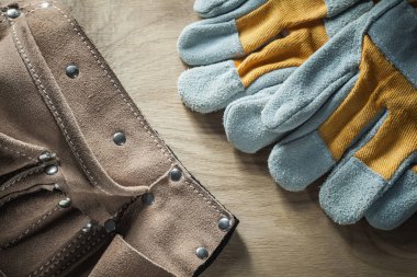 Ahşap tahta üzerinde deri inşaat kemer koruyucu eldivenler