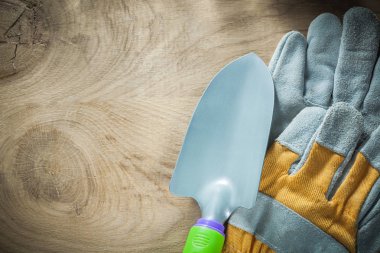 El kürek çift ahşap tahta üzerinde Emanet eldiven