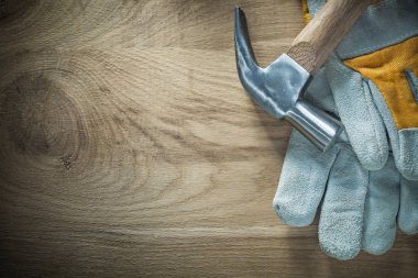 Pençe çekiç çift ahşap tahta üzerinde koruyucu eldiven