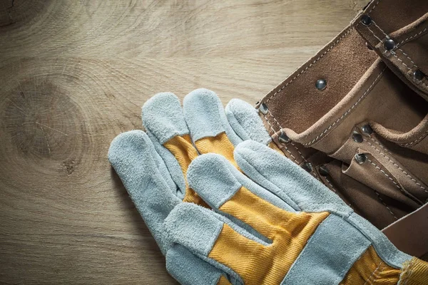 Lederen riem veiligheidshandschoenen kapitaliseren houten plank — Stockfoto