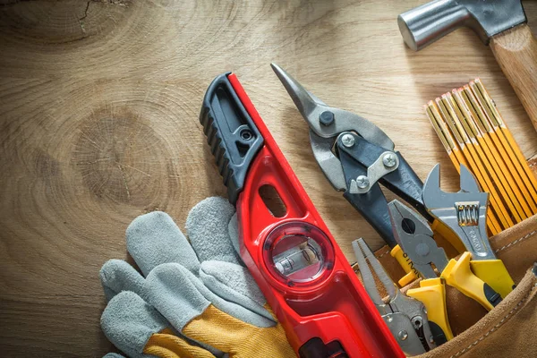 Juego de herramientas de construcción en cinta de herramientas sobre tabla de madera — Foto de Stock