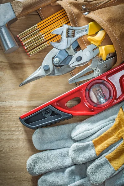 Składu, budowy narzędzi w skórzany pasek narzędzi na drewno — Zdjęcie stockowe