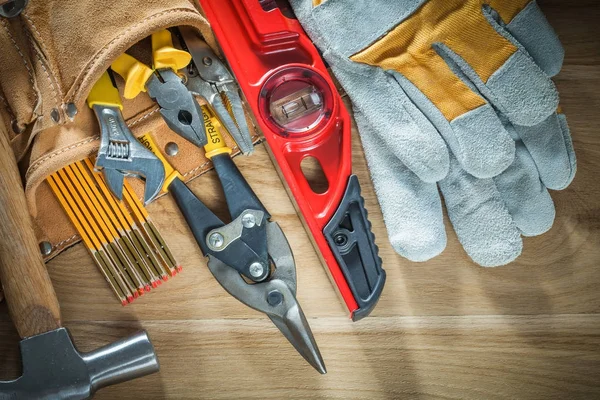 Gereedschap riem met tooling bouw niveau beschermende handschoenen op w — Stockfoto